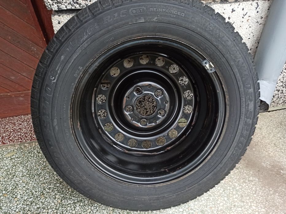 Продава се джанта с гума Дънлоп 195/65/15 и болтове 5 бр. за Мерцедес,