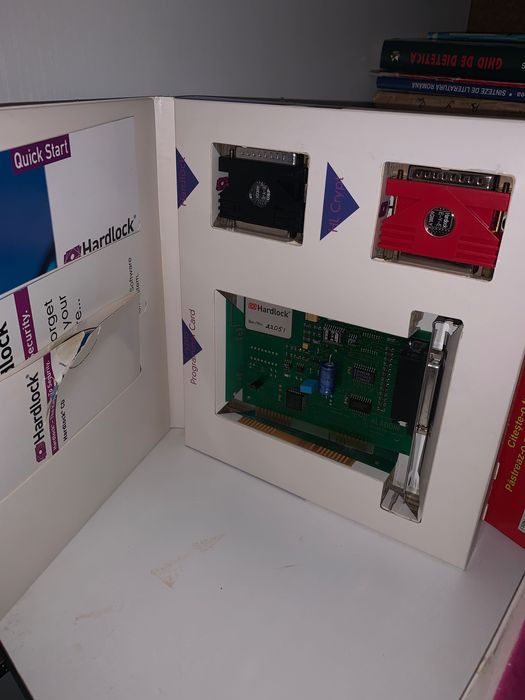 Carti vechi de gramatica și matematica și un antivirus Norton