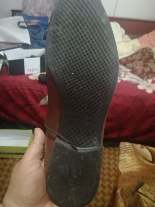 Vand pantofi de bărbat