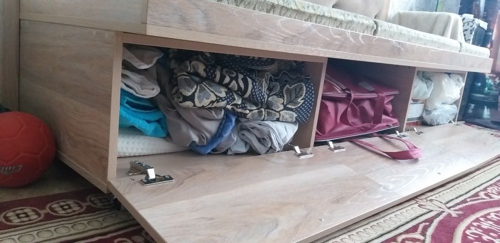 Продам диван и два кресла.