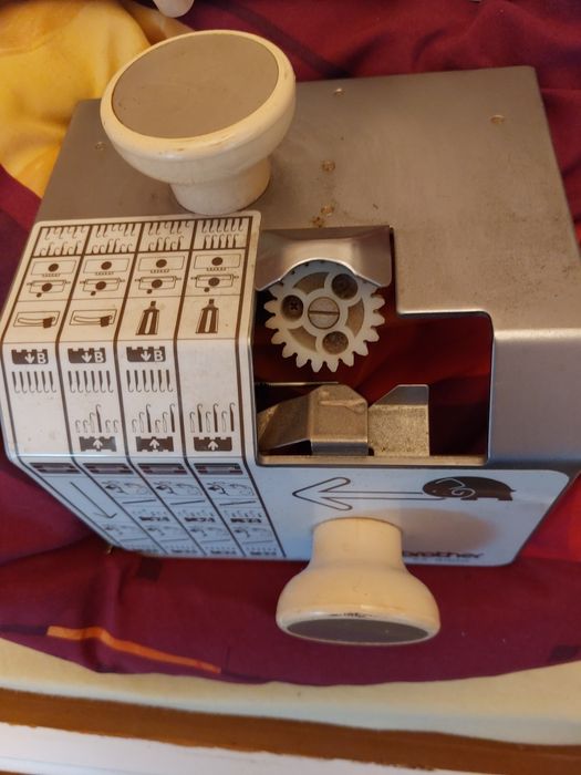 Vind masina de tricotat si melana