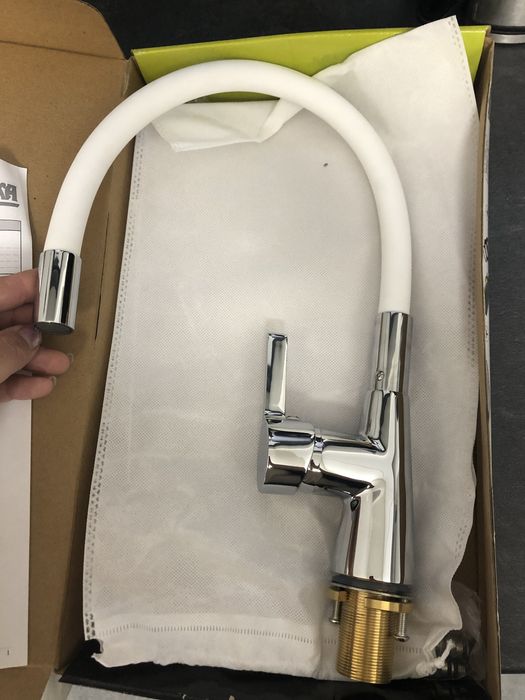 Кухненски смесител Fala с гъвкава лебедка- бял