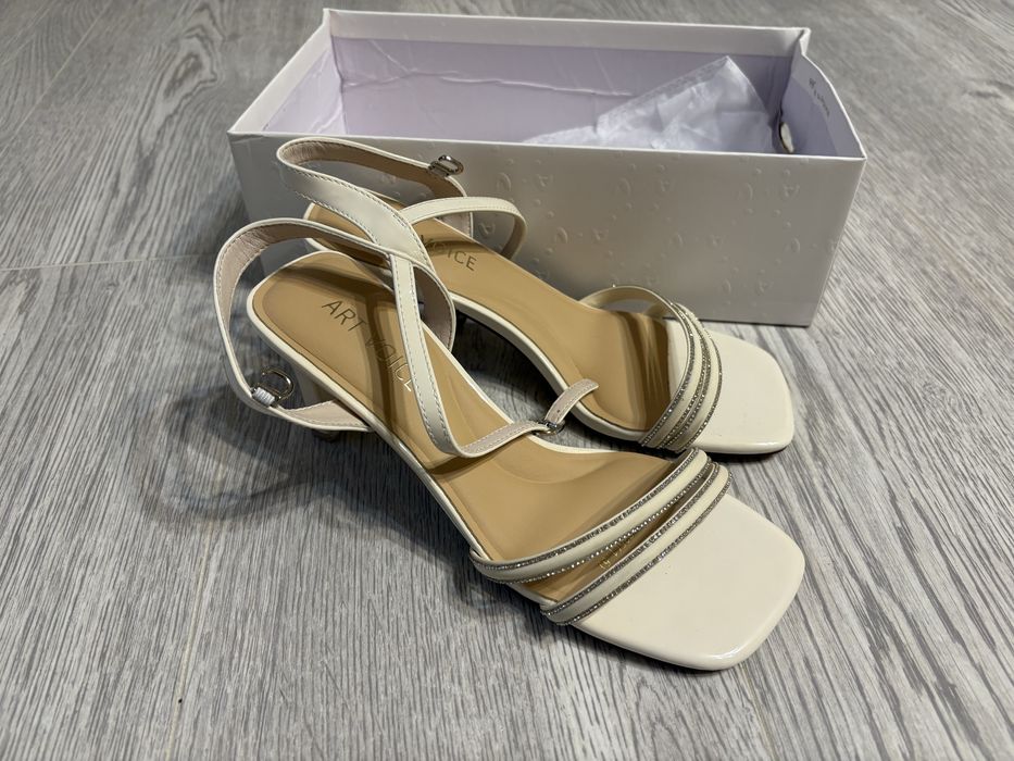 Продам бежевые туфли, босоножки