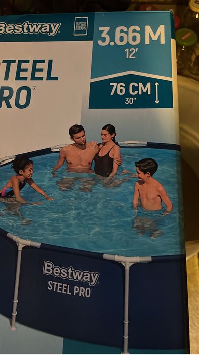 Vand piscina este noua