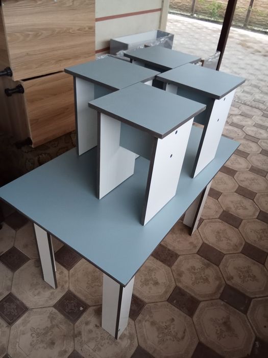 Продается стол и табуреткам