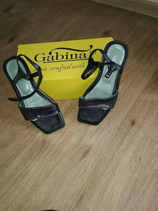 Чисто нови дамски обувки естествена кожа