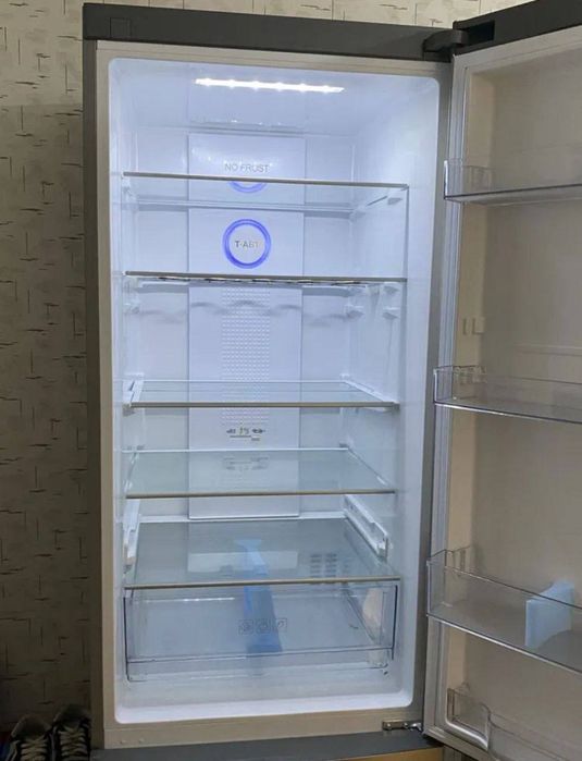 Холодильник большой