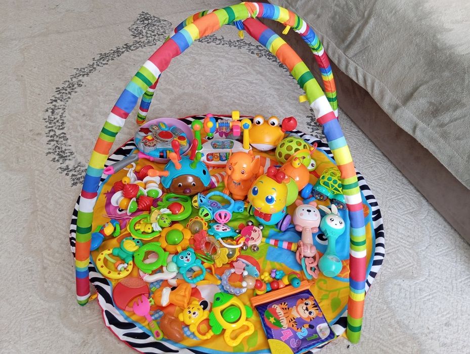 Продам коврик с игрушками