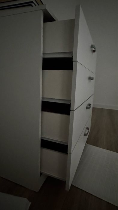 Срочно!Продаётся белый комод, 4 ящика