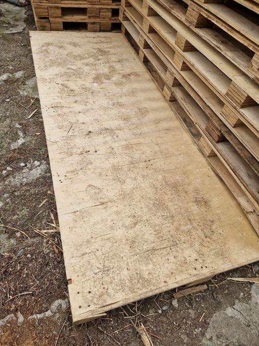 Продавам палета 2,50 см на 1,10см