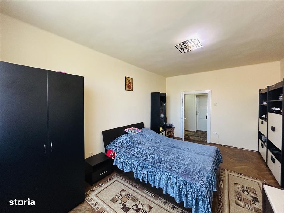 Casa de vanzare – 4 camere, demisol amenajat, curte – Piata Cluj