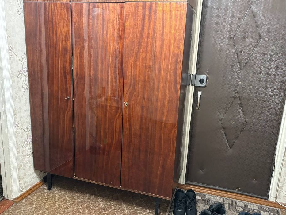 Продам б/у шифоньер производство СССР