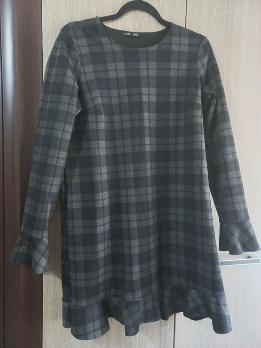 Rochie de la ZARA,în carouri, cu volane la mâneci și tiv.