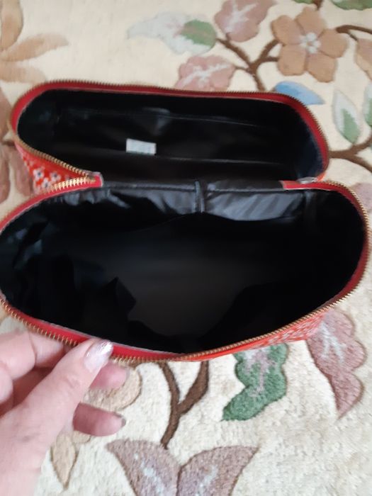 Чантичка за събиране на козметични продукти