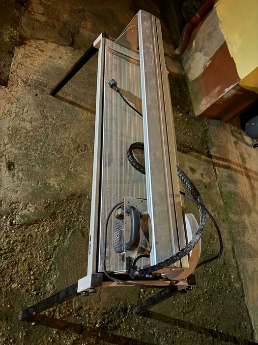 Taietor de faianta cu apa