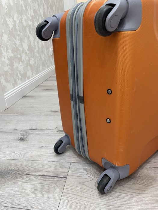 Продам чемодан