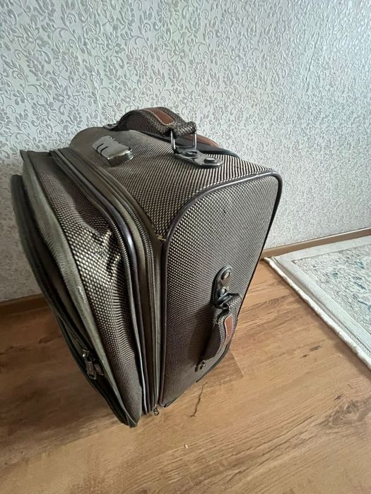 Продам чемодан в отличном состоянии
