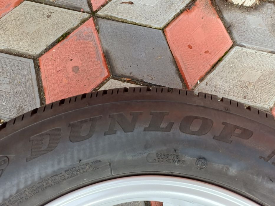 Vând 4 anvelope de iarna 225 65 r17 DUNLOP aproape noi