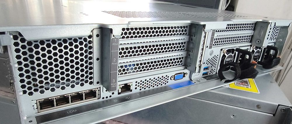 Сървър Lenovo ThinkSystem SR650 12LFF 2*Xeon Gold 6230 64GB 930-16i