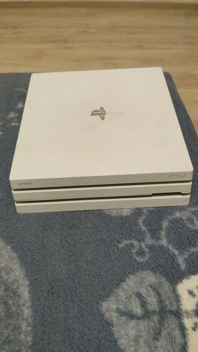 Vând sau schimb Consola de PS4 Pro alb 1tb