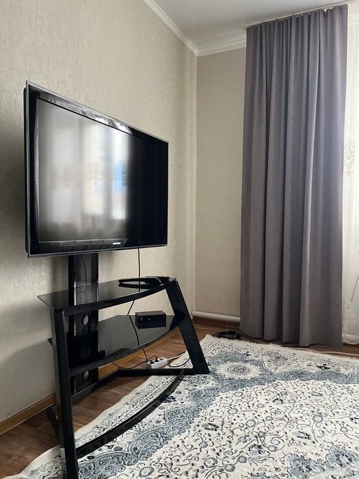 Телевизор Самсунг с подставкой