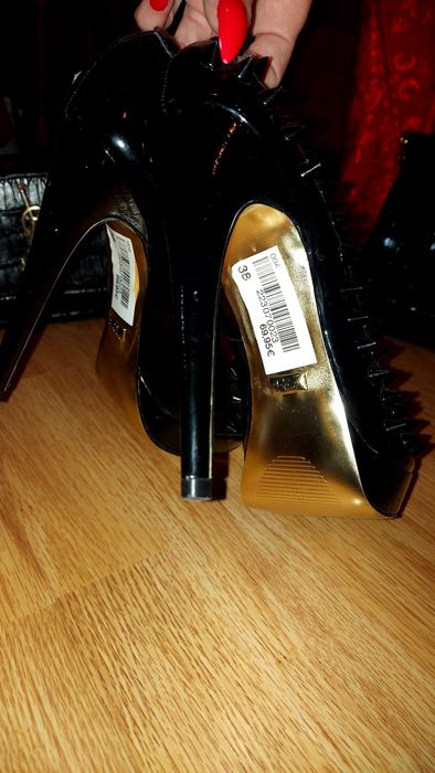 Дамски обувки на висок ток