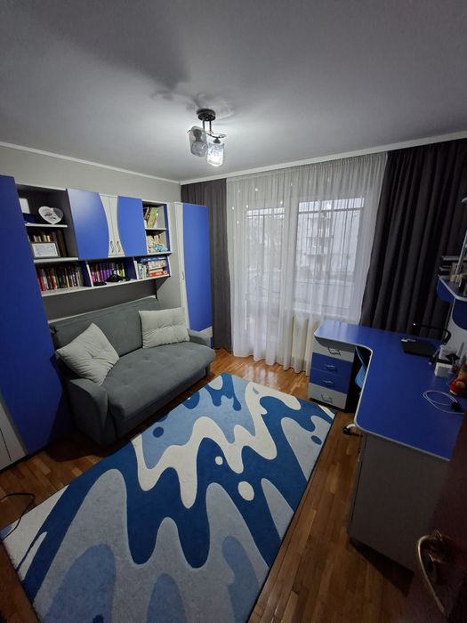 Vând apartament cu 3 camere la etajul 1 în Tudor,strada Livezeni