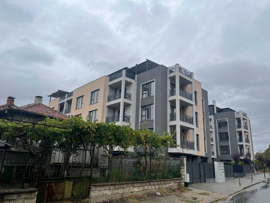 Продава се Тристаен апартамент в Казанлък - 120 кв.м за 791 €/кв.м - Снимка #1