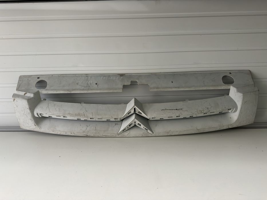 GRILĂ CENTRALĂ FAȚĂ RADIATOR – Citroën Berlingo 1 (1996–2002)