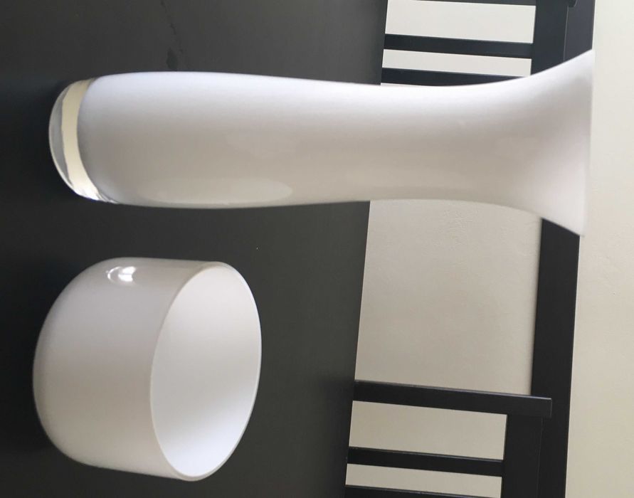 Стъклени ваза и купа - млечно бели