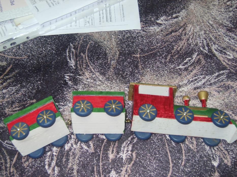 Дървени влакчета с вагони и камиончета на Кока Кола от Германия.