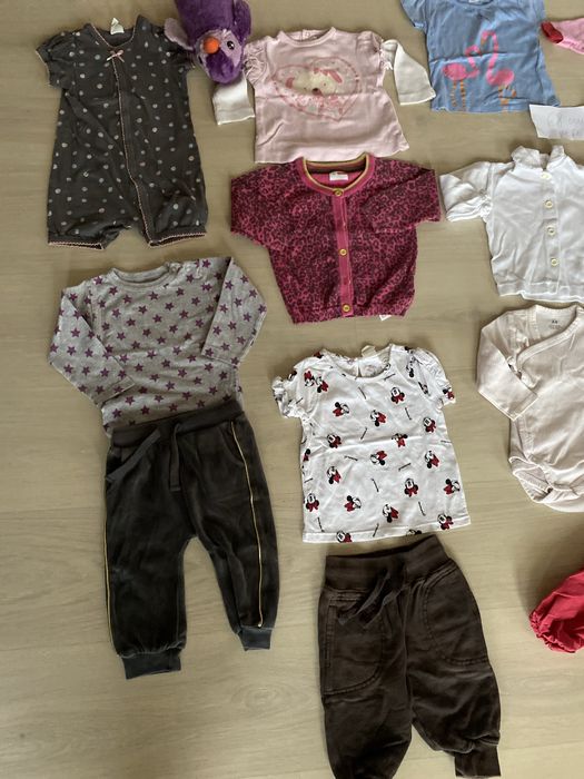 Vand lot haine fete(4-6 luni), frumoase.