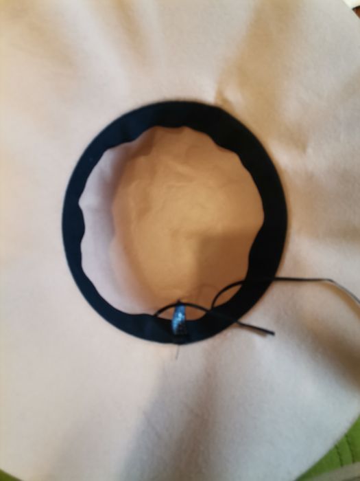 Уникална шапка в бежов цвят