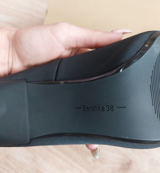 Черни токчета Bershka