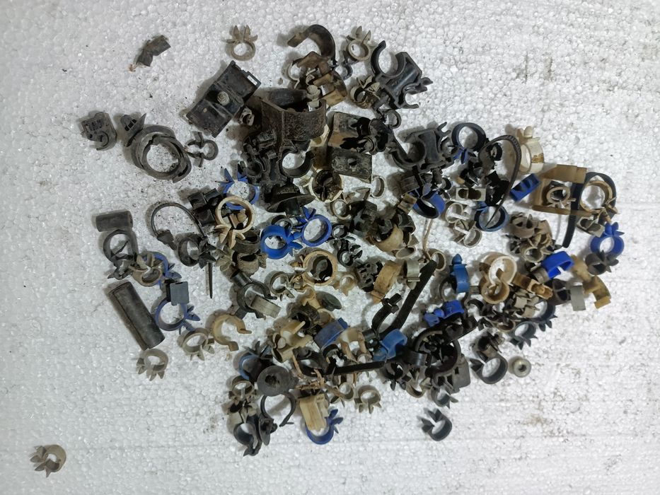 Крепежи за Мерцедес 124