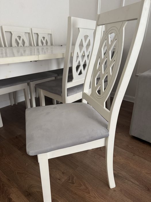 Столы со стульями в гостиную и спальню