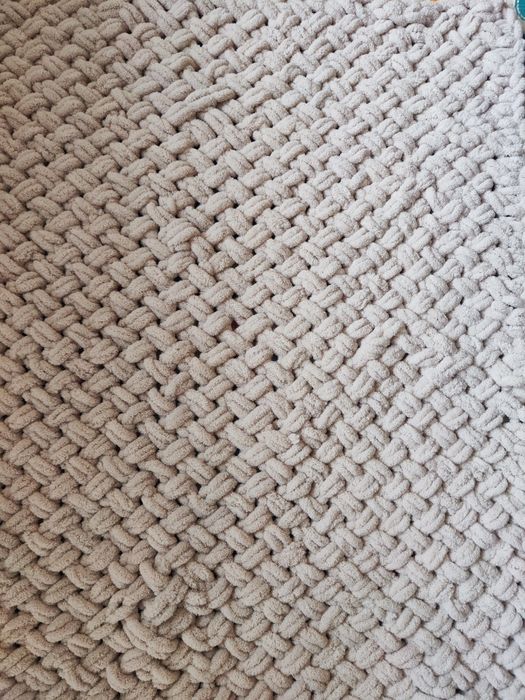 Чисто ново ръчно плетено одеалце в бежов цвят 80х85 см, много меко