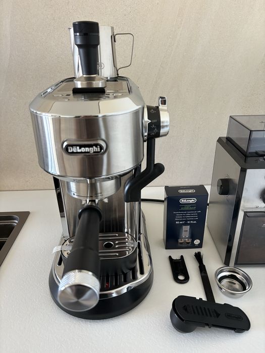 Кофеварка De’Longhi Dedica Maestro Plus EC950.M