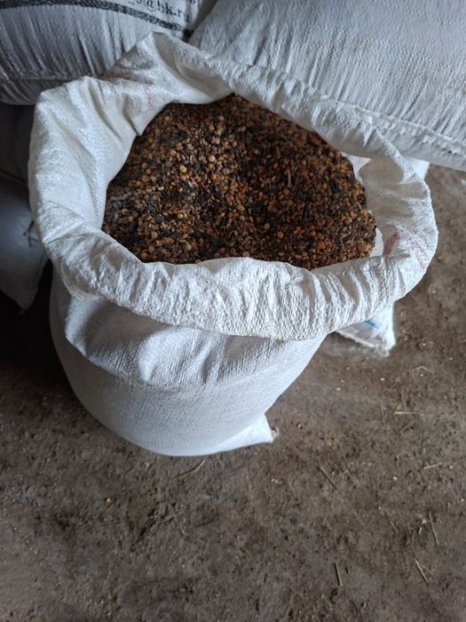 Продам зерноотходы в мешках.