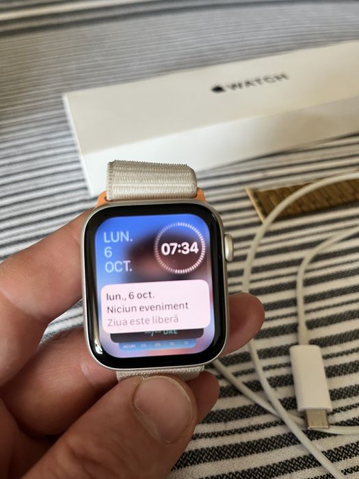 Apple watch , ceasul este impecabil , 2 bratari , incarcator , cutie .