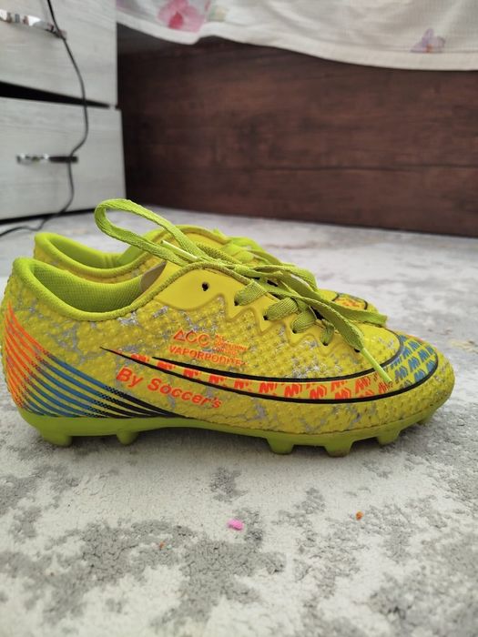 Продаю бутсы раз 35 Nike для подростка одевал всего один раз.