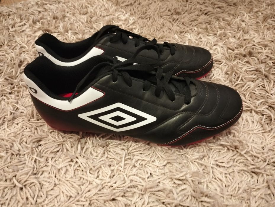 Adidași Fotbal umbro va rog sa îi cumpărați !