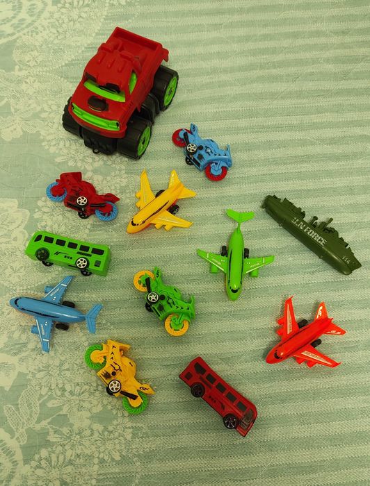 Машинки игрушечные