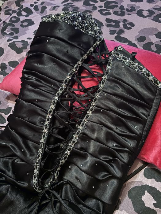 Черна бална рокля