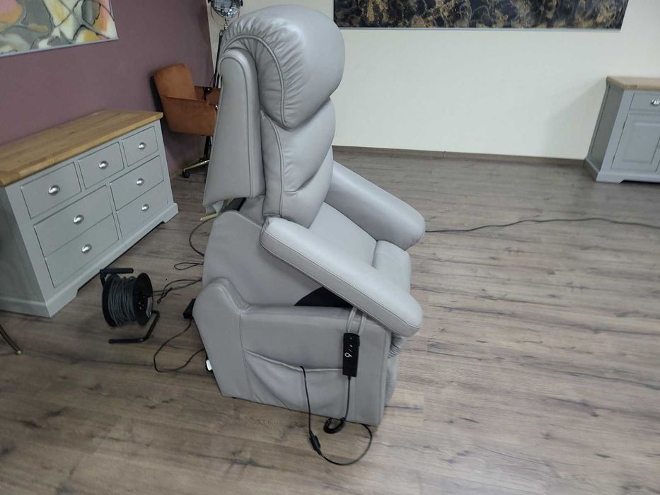 Сив кожен фотьойл за възрастни хора с ел. релакс механизъм La-z-boy