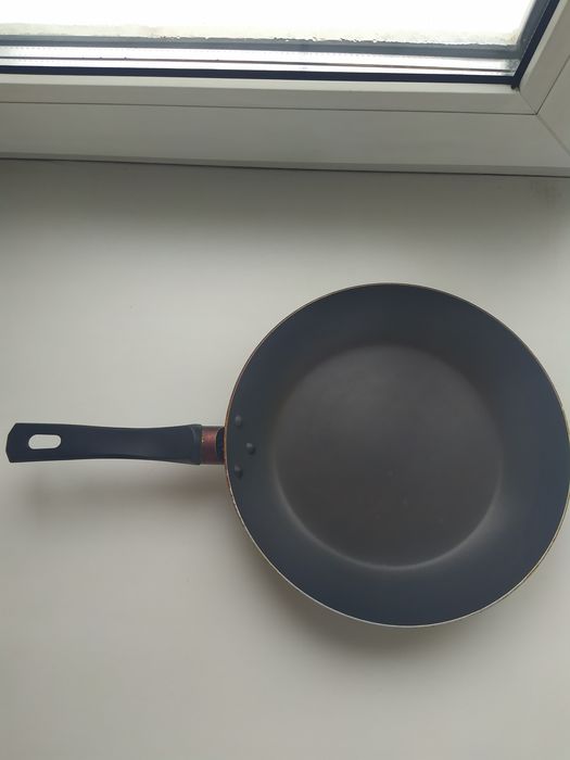 Кастрюли эмалированные, сковороды разные