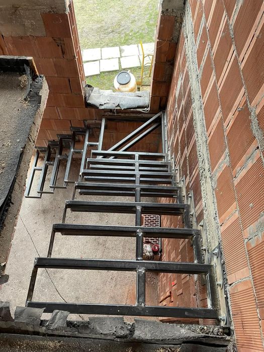 Scară plutitoare / Scară flotantă / Scară metal / confectii metalice