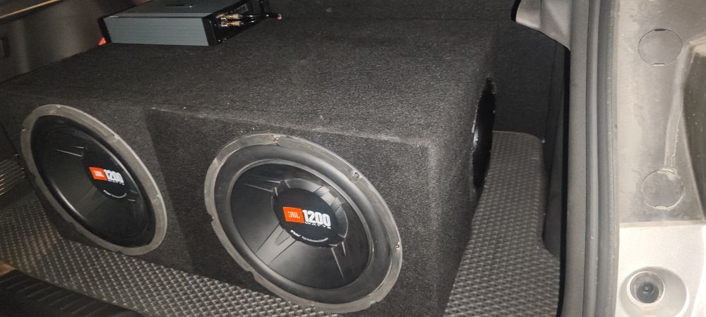 Продоётся 2 сабвуфера jbl и уселитель hertz.