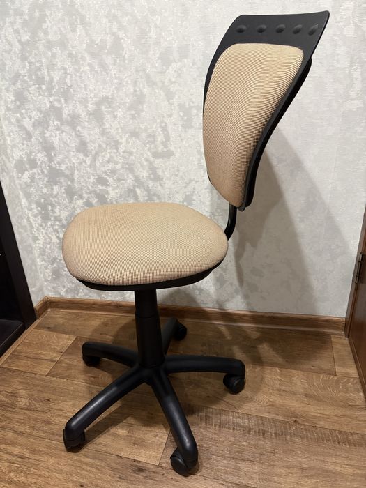 Продам стул на колесах