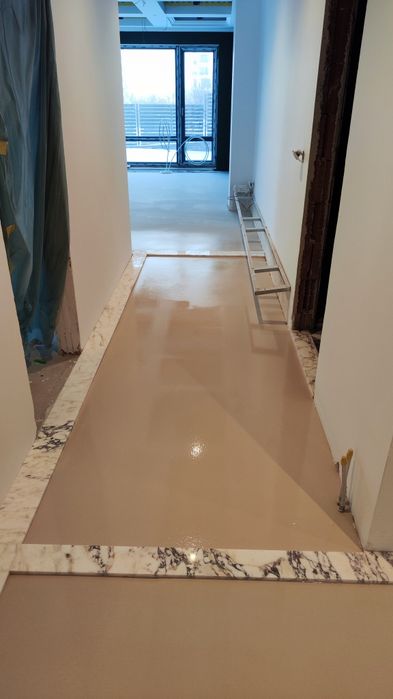 Саморазливна замазка, самонивелираща се замазка